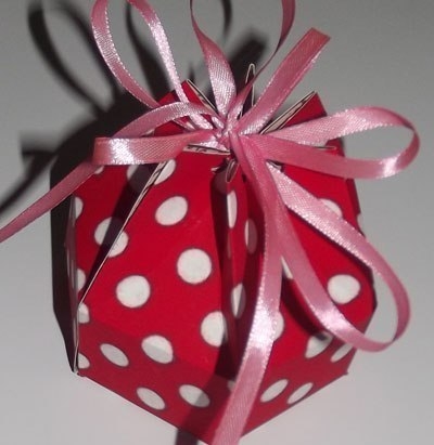 Шестигранная коробочка для подарка.