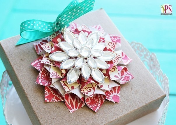 Красивая снежинка для оформления подарков Красивая снежинка для оформления подарков