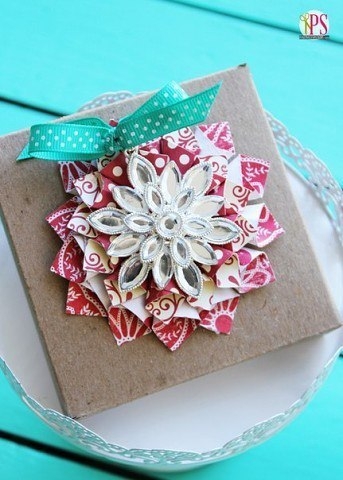 Красивая снежинка для оформления подарков Красивая снежинка для оформления подарков