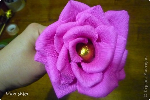 Воздушные экспресс-розы из конфет.