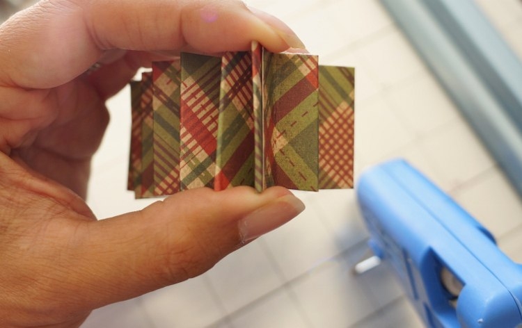 Делаем шишки из бумаги