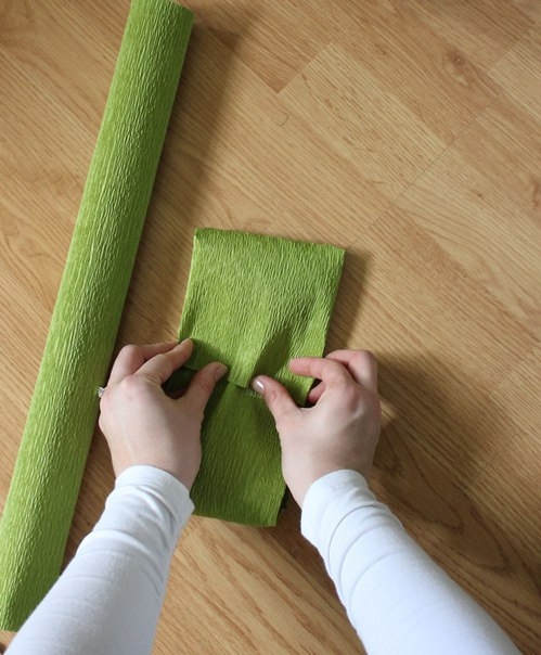 Бантики из гофрированной бумаги для праздничной гирлянды Бантики из гофрированной бумаги для праздничной гирлянды