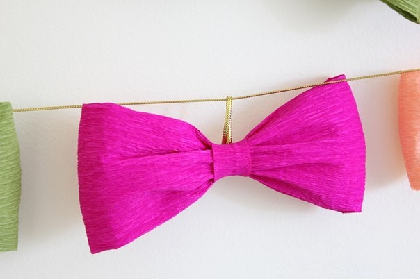 Бантики из гофрированной бумаги для праздничной гирлянды Бантики из гофрированной бумаги для праздничной гирлянды