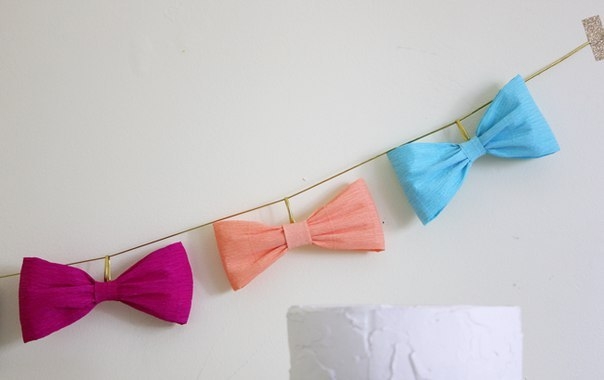 Бантики из гофрированной бумаги для праздничной гирлянды Бантики из гофрированной бумаги для праздничной гирлянды