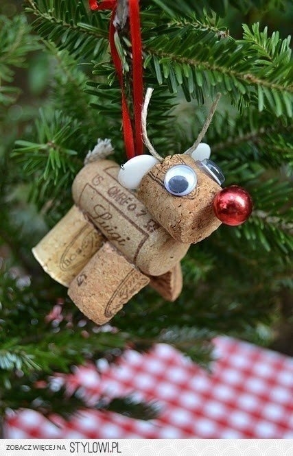 Праздничные поделки из винных пробок