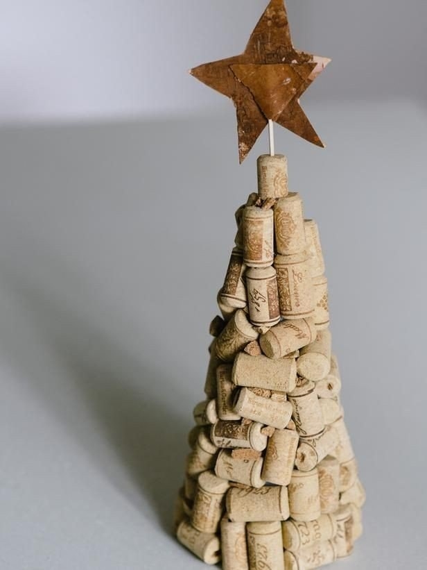 Праздничные поделки из винных пробок