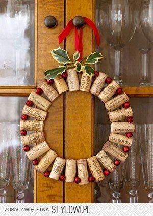 Праздничные поделки из винных пробок