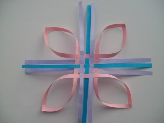 Объёмная снежинка из полосок бумаги