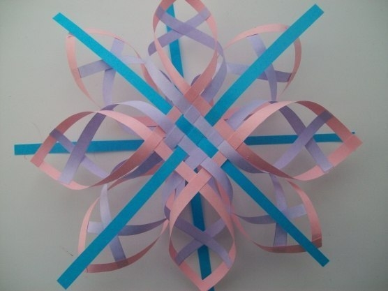 Объёмная снежинка из полосок бумаги
