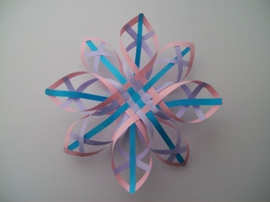 Объёмная снежинка из полосок бумаги