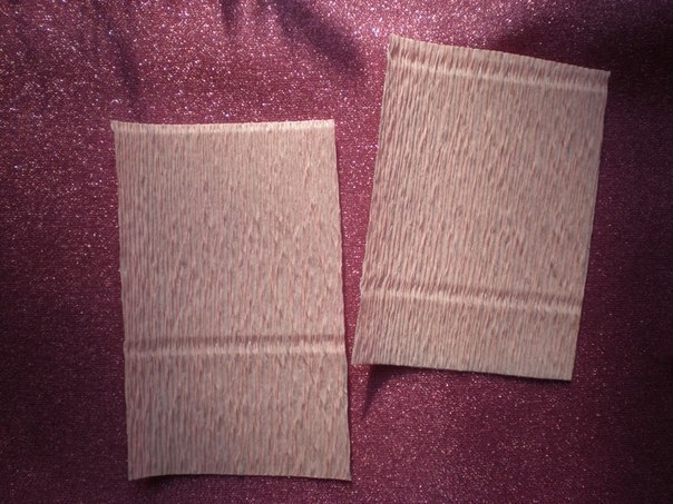 Розы из конфет и гофрированной бумаги.