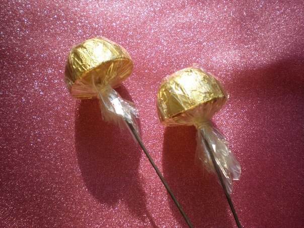 Розы из конфет и гофрированной бумаги.