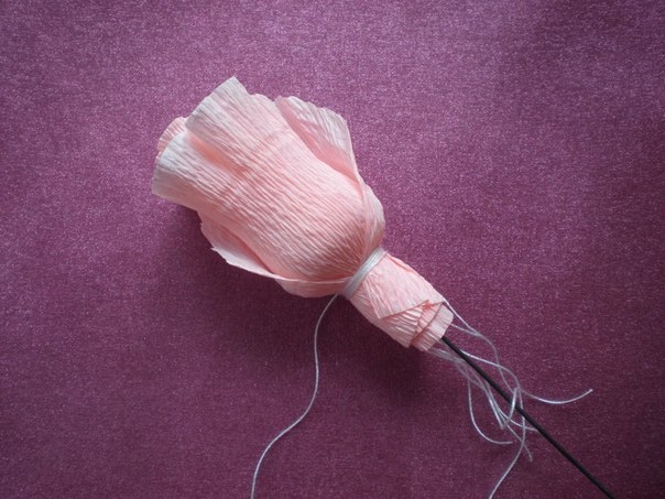 Розы из конфет и гофрированной бумаги.