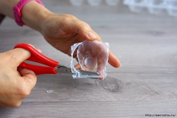 Нежный морозный венок из пластиковых яичных лотков