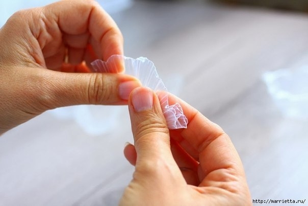 Нежный морозный венок из пластиковых яичных лотков