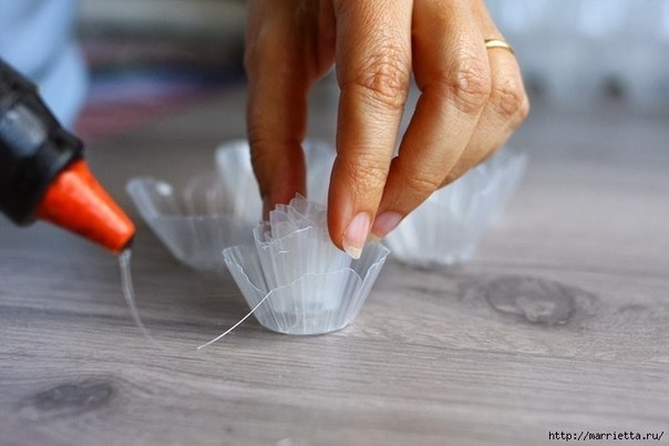 Нежный морозный венок из пластиковых яичных лотков