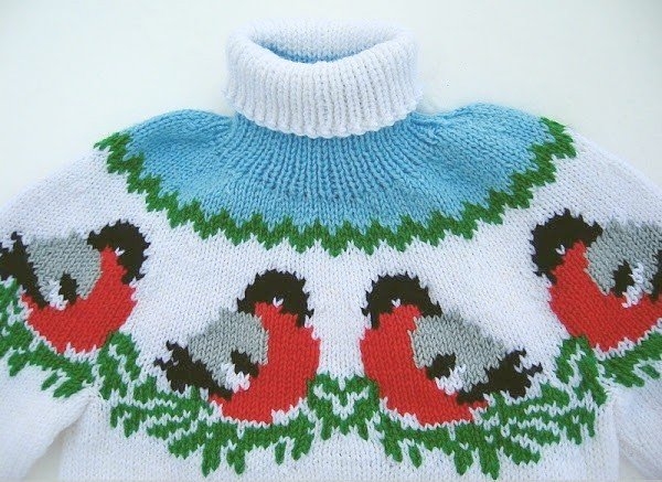 Снегири в орнаменте