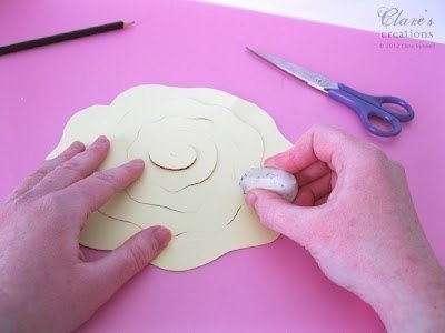 Красивые и несложные в исполнении бумажные цветы.