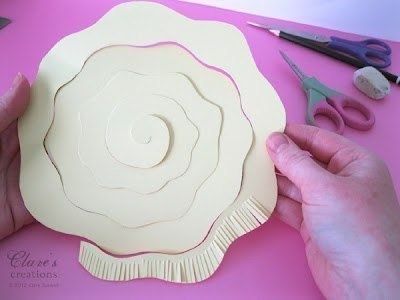 Красивые и несложные в исполнении бумажные цветы.