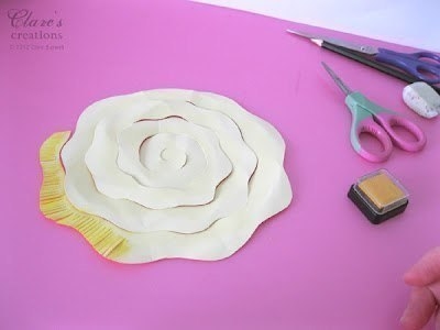 Красивые и несложные в исполнении бумажные цветы.