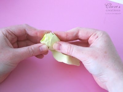 Красивые и несложные в исполнении бумажные цветы.