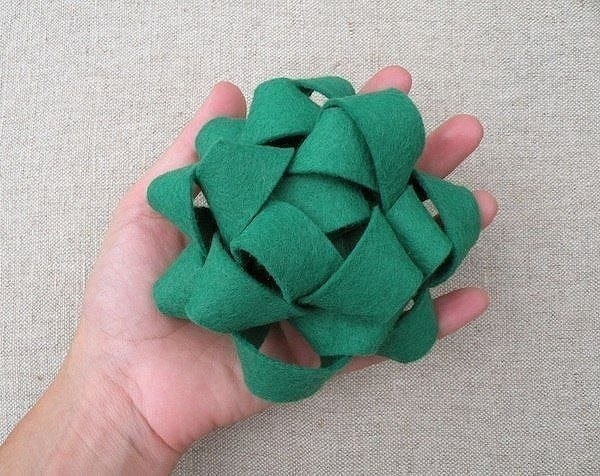 Украшаем подарочную упаковку красивым бантиком из фетровых ленточек