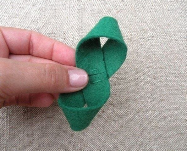 Украшаем подарочную упаковку красивым бантиком из фетровых ленточек