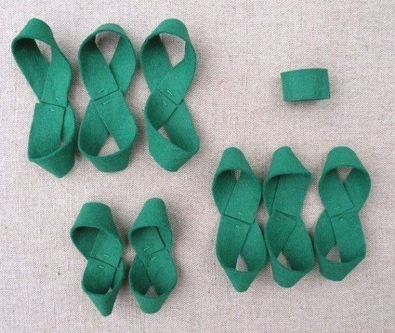 Украшаем подарочную упаковку красивым бантиком из фетровых ленточек