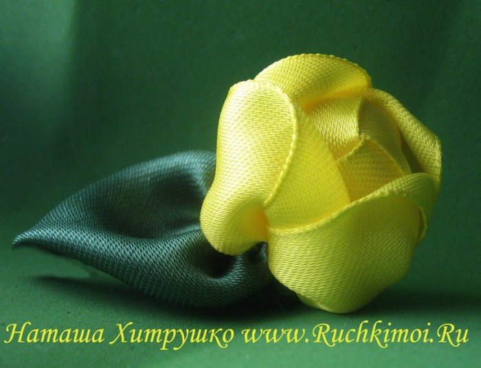 Роза из атласной ленты