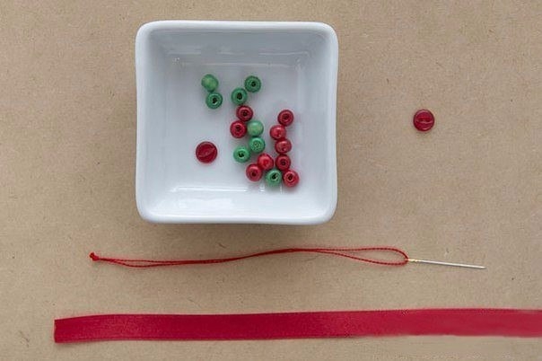 Подвески ёлочки.Очень простое украшение к праздникам.