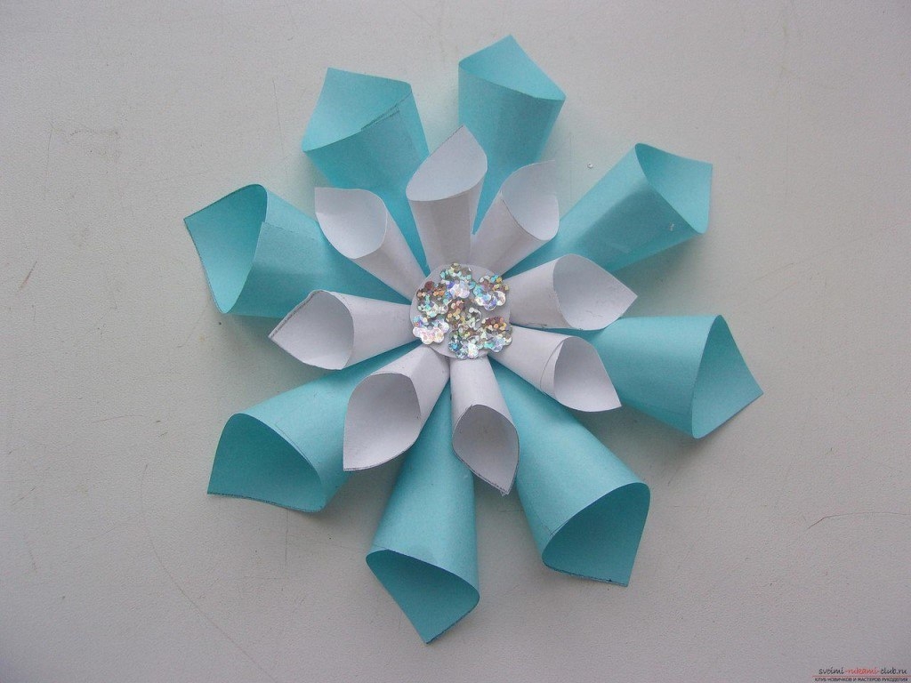 Снежинки из бумаги. Мастер-класс.