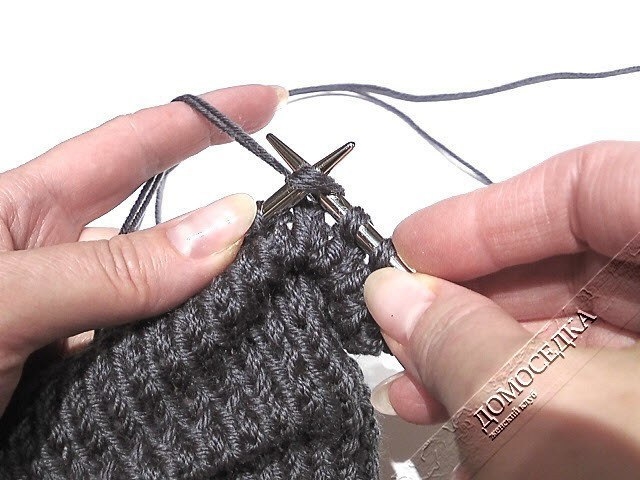 Оригинальный вязаный шарф выполнен спицами текстурной вязкой имитирующей складки.