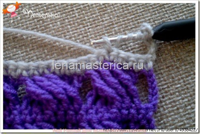 Шарф-снуд крючком с перекрещенными косичками