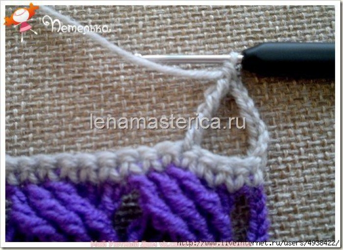 Шарф-снуд крючком с перекрещенными косичками