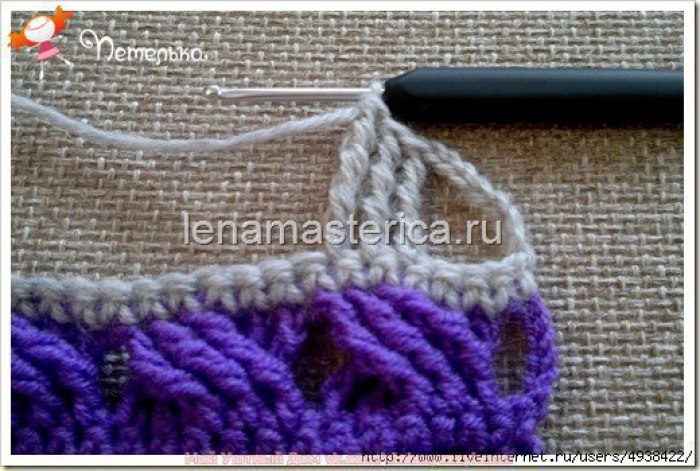 Шарф-снуд крючком с перекрещенными косичками