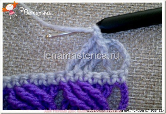 Шарф-снуд крючком с перекрещенными косичками