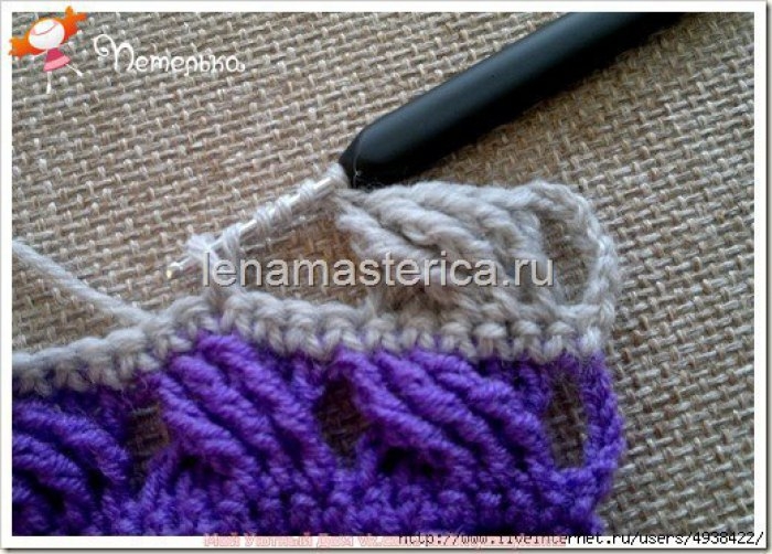 Шарф-снуд крючком с перекрещенными косичками