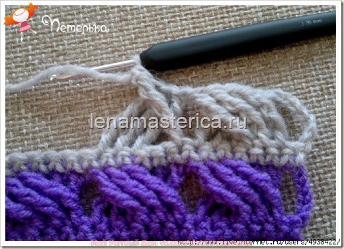 Шарф-снуд крючком с перекрещенными косичками