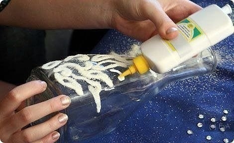 Декорируем бутылки манной крупой.