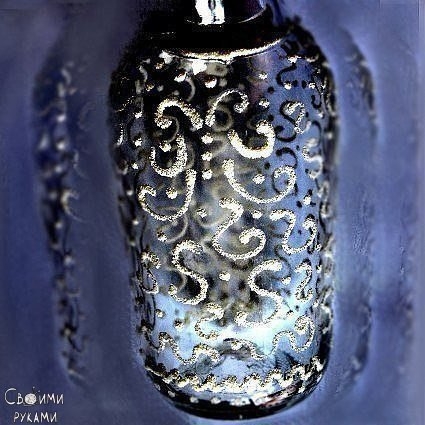 Декорируем бутылки манной крупой.