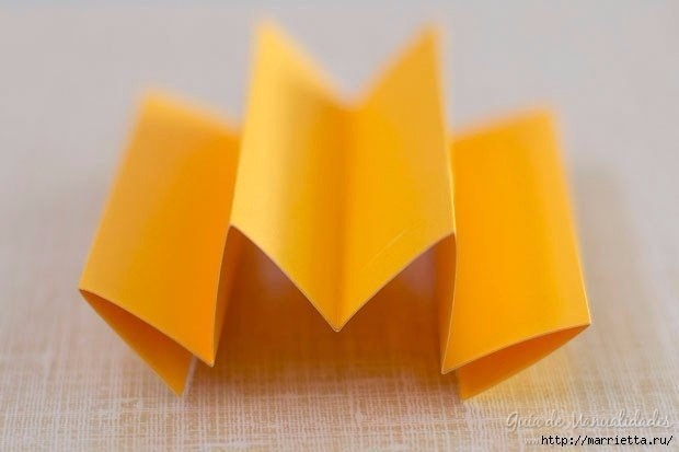 Цветная гирлянда из бумажных звезд