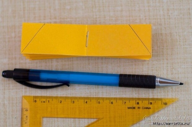 Цветная гирлянда из бумажных звезд