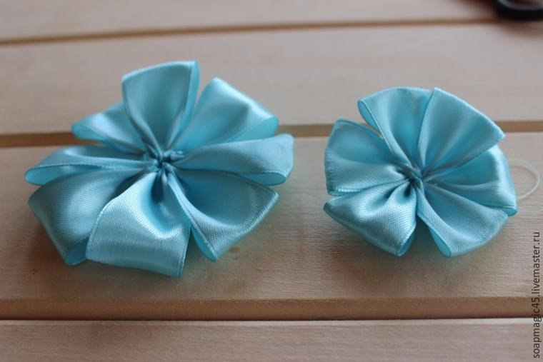 Мастерим красивые бантики из атласных лент