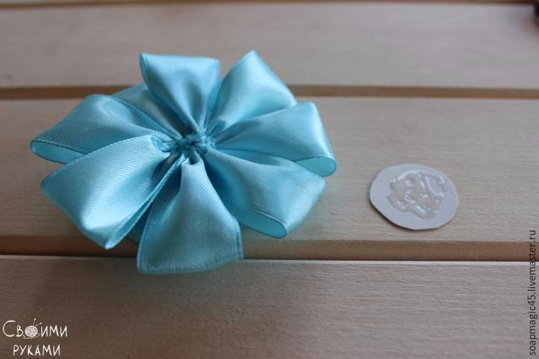 Мастерим красивые бантики из атласных лент