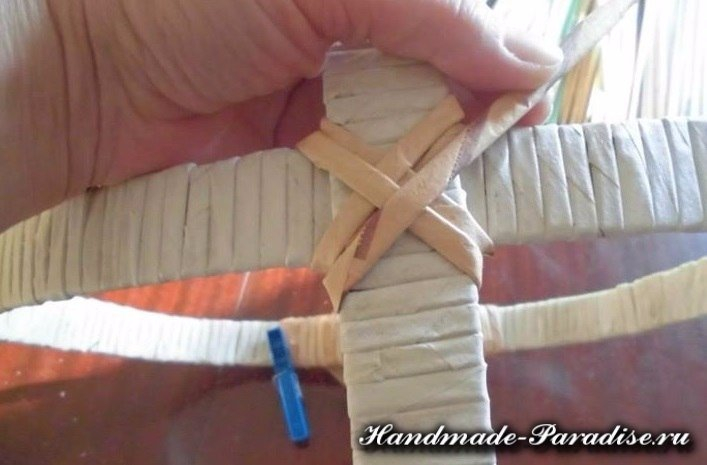 Плетем корзинку из газетных трубочек. Мастер-класс.