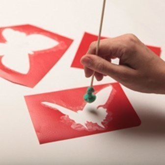 Делаем светящихся бабочек на стене.