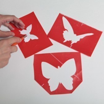 Делаем светящихся бабочек на стене.