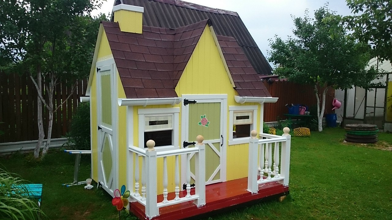Папа построил домик для дочери