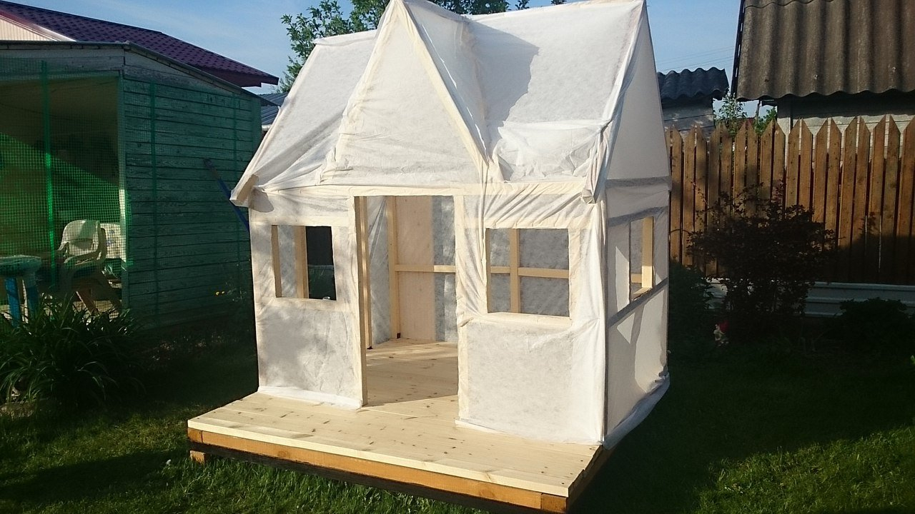 Папа построил домик для дочери