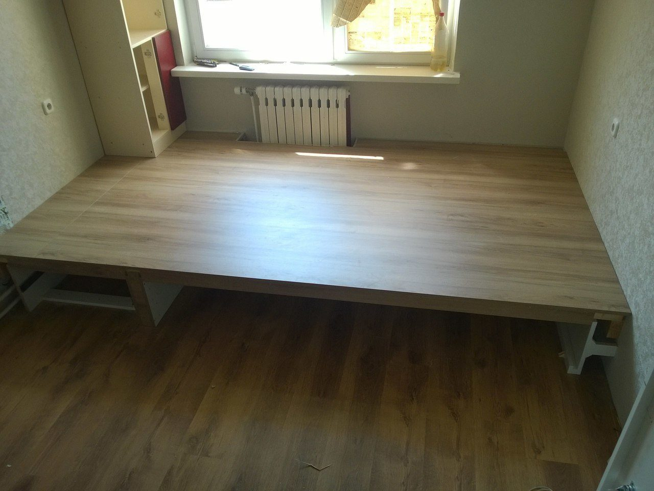 Подиум в детской с выкатной кроватью